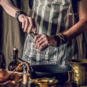homme cuisinant